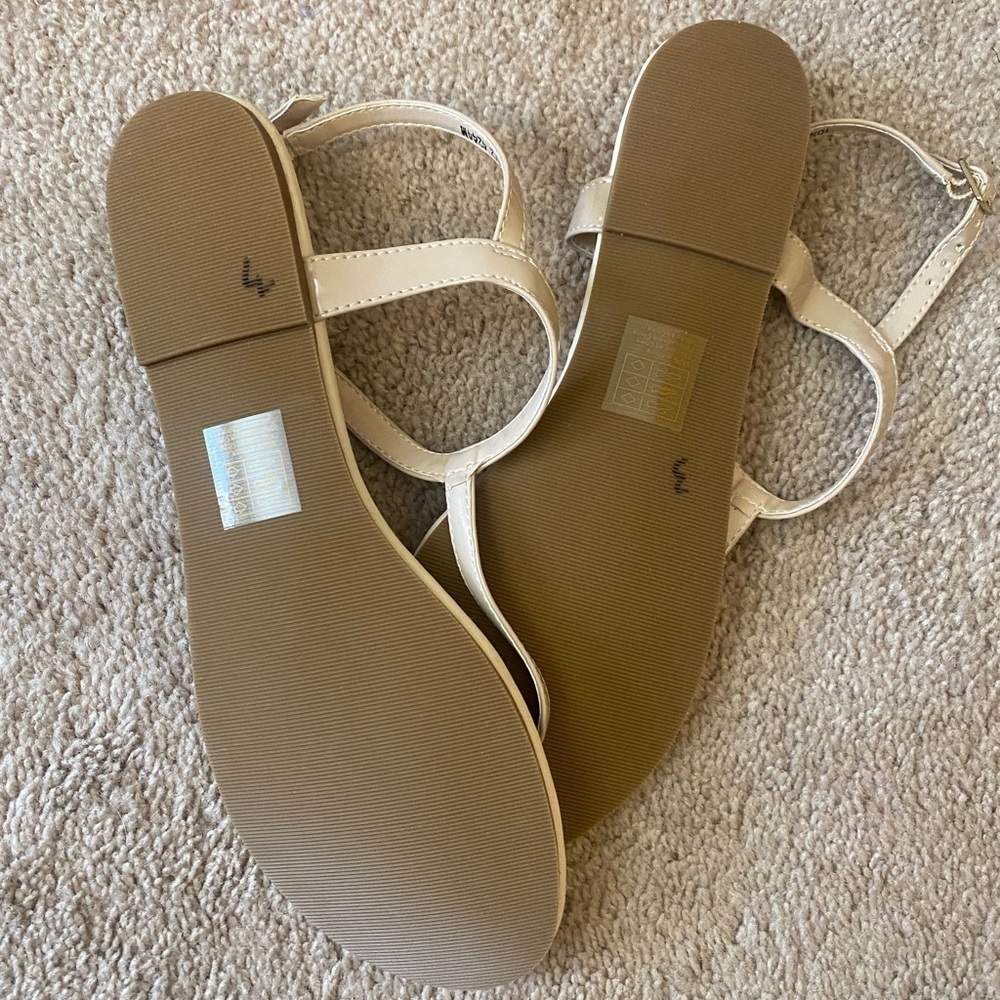 Benjamin Walk Touch Ups Nude Patent Thong Sandals - Picture 6 of 8